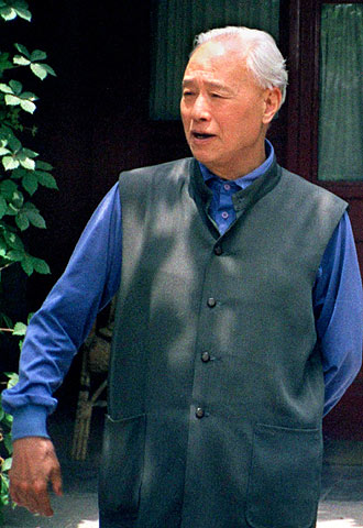 Zhao Ziyang, en el jardín de su casa en Pekín, en junio de 1998.