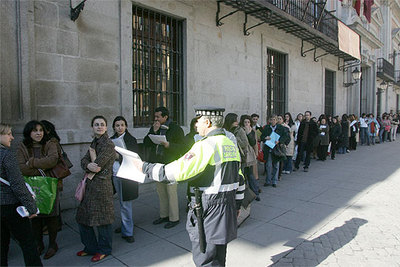 Largas colas para lograr una plaza de auxiliar administrativo
