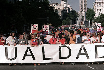 Manifestación a favor de la regulación de los matrimonios gays en Madrid, en junio de 2001.