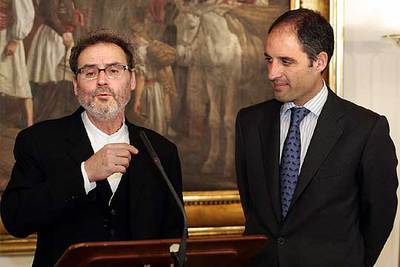 CAMPS AGRADECE AL ESCULTOR MIQUEL NAVARRO SU DONACIÓN