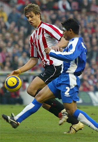 Llorente trata de superar al  espanyolista  Ibarra.