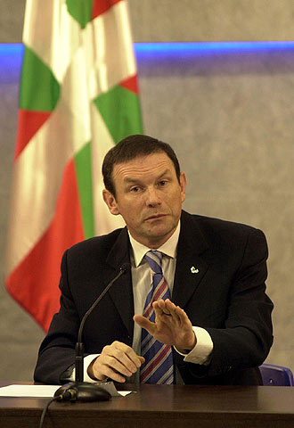 El  lehendakari , Juan José Ibarretxe, en una rueda de prensa.