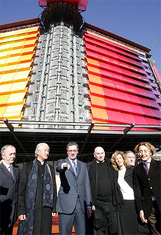 Alberto Ruiz-Gallardón, en el centro, con Isozaki, Nouvel, Teresa Sapey, Victorio y un directivo de Silken.