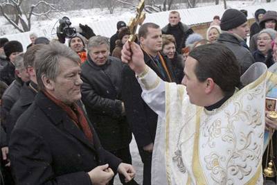 Un sacerdote ortodoxo bendice a Víktor Yúshenko durante la celebración de la Epifanía, el martes en Kiev.