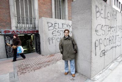 Amparo Cebollero, ante los bloques de hormigón que tapan parte de su panadería, en la calle Lagasca.