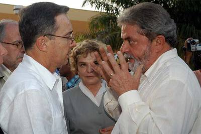 Lula (derecha) se despide de Álvaro Uribe tras la reunión que mantuvieron en la ciudad colombiana de Leticia.