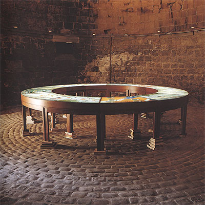 'La mesa de negociación' (1998), pieza de 'On translation', de Antoni Muntadas, presentada en 2002 en el Macba.