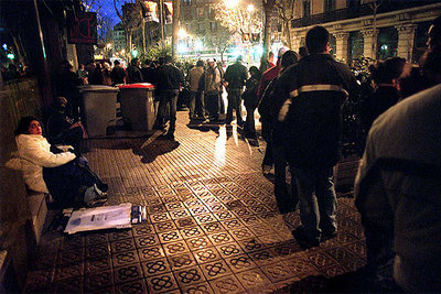 La regularización de inmigrantes propicia largas colas ante los  consulados