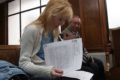 Susana Javaloyes, que sufrió un trasplante de pulmones por el  síndrome Ardystil,  ayer, en el momento de recoger el mandamiento judicial.