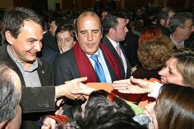 Zapatero saluda a simpatizantes socialistas antes de su intervención en Magaz de Pisuerga.