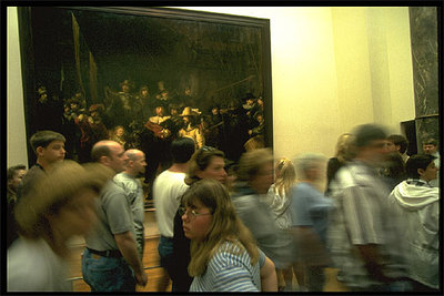 Visitantes del Rijksmuseum, en Amsterdam, pasan por delante del cuadro   La ronda de noche,   de Rembrandt. Holanda suma en 2005, a su clásica oferta de museos, los eventos culturales del Año del Agua.