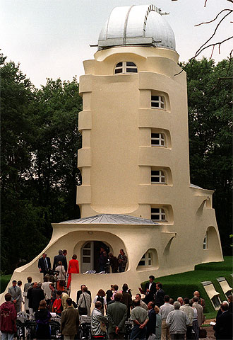 La Torre Einstein (1920), obra maestra del expresionismo, en la que trabajó Einstein, fue construida por Erich Mendelsohn.