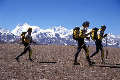   Trekking   frente al Sisha Pangma (Tíbet), el más pequeño de los   ochomiles,   entre Nepal y Tíbet, durante una competición de deportes de aventura.