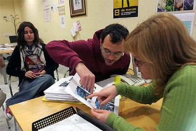 Miembros de Joves d'Alacant ante el registro del Síndic de Greuges presentando ayer las denuncias.