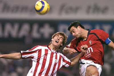 Cruchaga despeja de cabeza tras pugnar por el balón con Fernando Llorente.