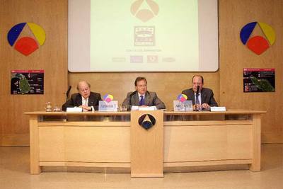 De izquierda a derecha, el ex presidente catalán Jordi Pujol; el consejero delegado de Antena 3, Maurizio Carlotti, y el presidente de la Cruz Roja Española, Juan Manuel Suárez del Toro, el pasado jueves en la presentación del balance de la campaña  Un puente solidario. 