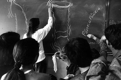 Estudiantes de un instituto de Madrid dibujan preservativos y escriben el lema  Póntelo, pónselo.  