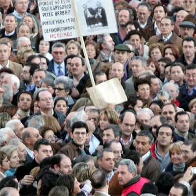Pancarta contra Peces-Barba en la manifestación de la AVT.
