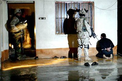 Soldados de EE UU detienen a una persona durante una operación nocturna en Baquba.