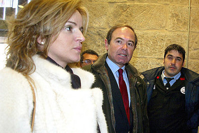 La consejera Silvia Clemente y Pío García Escudero (en el centro), portavoz del PP en el Senado, a su llegada ayer al Archivo de la Guerra Civil.