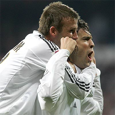 Solari festeja su gol al Mallorca abrazado por Beckham.