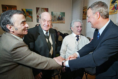 Caldera, a la derecha, saluda en el Centro Español de Moscú a tres  niños de la guerra. 
