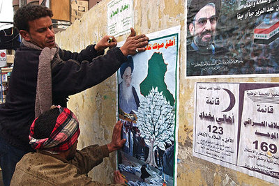 Simpatizantes del gran ayatolá Alí Sistaní pegan carteles en Bagdad.
