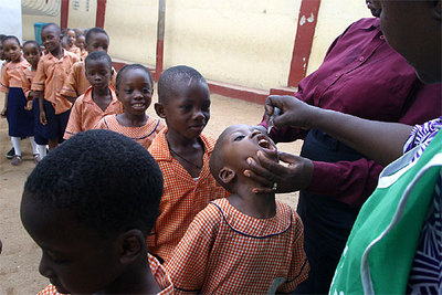 Niños nigerianos reciben en febrero de 2004 la vacuna contra la polio en la escuela de Leeland.