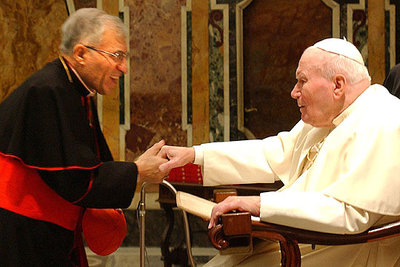El Papa y el cardenal Antonio María Rouco Varela en la sala  Clementin a del Vaticano.