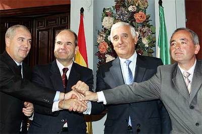 De izquierda a derecha, Francisco Carbonero, Manuel Chaves, Santiago Herrero y Manuel Pastrana, ayer, tras la firma del acuerdo en Sevilla.