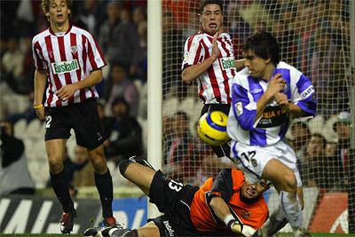 Lledó despeja la pelota en presencia de Llorente (a la izquierda), Del Horno e Iñaki.