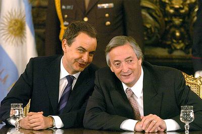 José Luis Rodríguez Zapatero, a la izquierda, y el presidente de Argentina, Néstor Kirchner, en Buenos Aires.