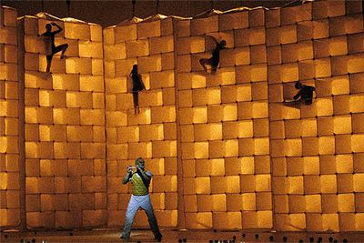 Una escena del montaje de  La flauta mágica  de La Fura y Jaume Plensa en La Bastille.