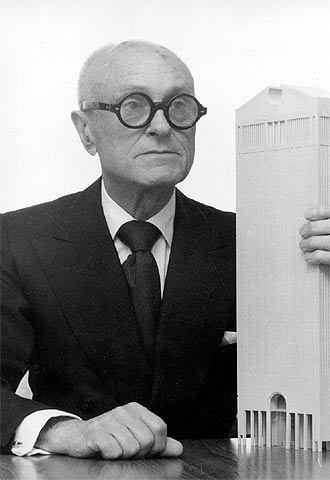 Philip Johnson, fotografiado en el año 1978 ante la maqueta de su rascacielos AT&T en Nueva York.