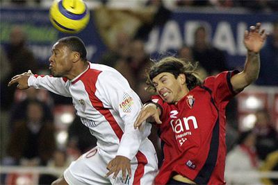 Baptista se lleva el balón en lucha con Pablo García.