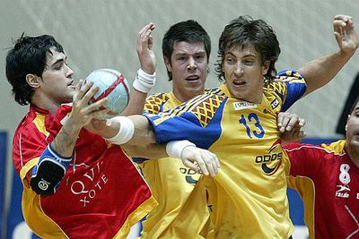 Raúl Entrerríos intenta superar a Alhm (13) y Andersson.