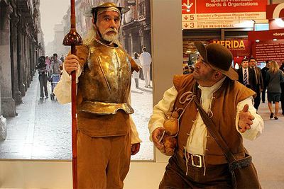 Dos actores representan una escena del  Quijote  ayer en la inauguración de Fitur.