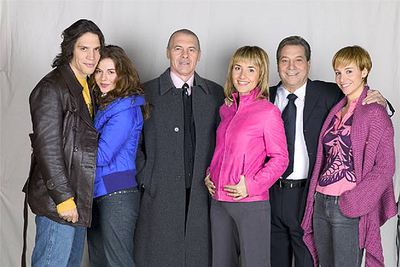 Parte del equipo de  Lobos,  con Miguel Ángel Solá (tercero por la izquierda) y Sancho Gracia (el segundo por la derecha).