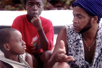 Un fotograma de  El milagro de Candeal , con Carlinhos Brown, a la derecha.