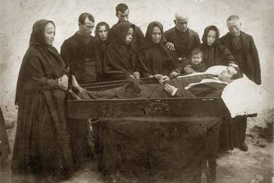  Muerto con sombrero,   fotografía de  Nicanor Cañas incluida en la exposición  La huella de la mirada .