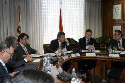 Villar, el segundo por la derecha, ayer durante la formación de la nueva junta directiva de la federación