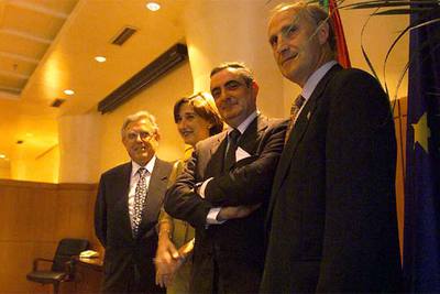 La  vicelehendakari  del Gobierno flanqueada por los tres diputados generales en julio de 2002.