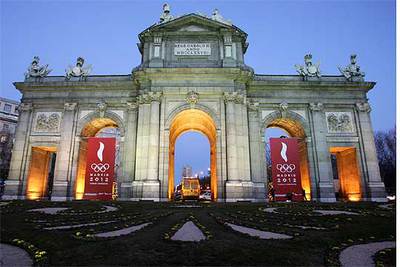 Ahí está... la Puerta de Alcalá, con Madrid 2012