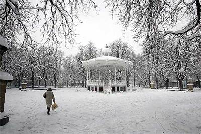 Vitoria volvió a cubrirse ayer de nuevo bajo una importante capa de nieve.