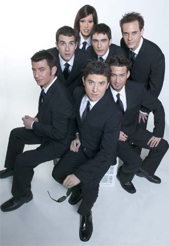 El equipo al completo de  CQC.  En primera línea, de izquierda a derecha, Arturo Valls, Manel Fuentes y Eduardo Aldán. En segunda fila, Fernando González, Juan Ramón Bonet y Christian Gálvez. Y detrás, Deborah Ombres.