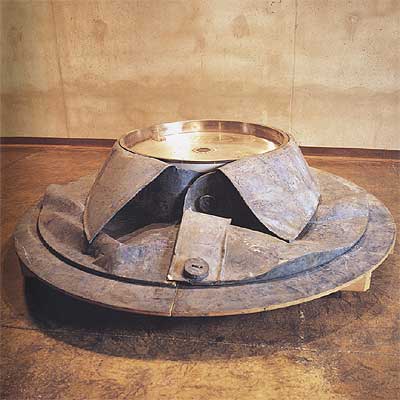 'Cuello azul' (1998), escultura de Dennis Oppenheim.