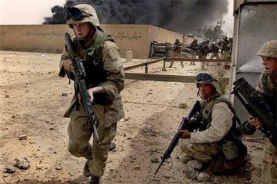 Un grupo de 'marines' de Estados Unidos avanza en un barrio de Bagdad.