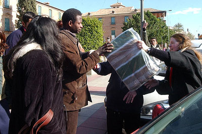 Un inmigrante recibe una de las 100 mantas repartidas ayer en Murcia por la ONG Abeto.