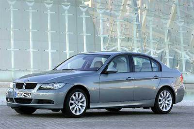 La línea del nuevo Serie 3 busca exaltar la deportividad remarcando los nervios laterales de las puertas y adoptando una zaga inspirada en los cupés.