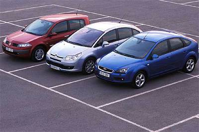 De izquierda a derecha: un veterano, el Renault Mégane, y dos modelos nuevos, el Citroën C4 y el Ford Focus. Estos tres compactos se disputarán el liderato del mercado español este año.